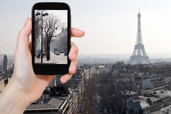 Touriste prenant des photos des avenues à Paris au printemps — Photo
