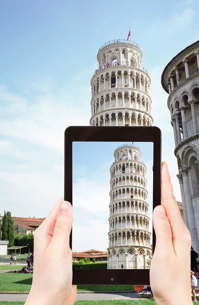 Turista tomando fotos de la Torre Inclinada de Pisa — Foto de Stock