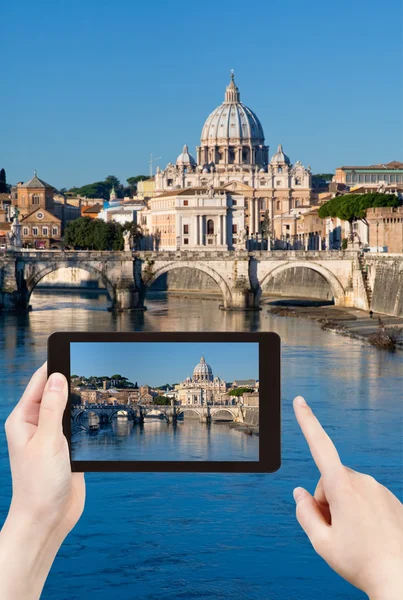 Fotos do rio Tibre e Basílica de São Pedro, Roma — Fotografia de Stock