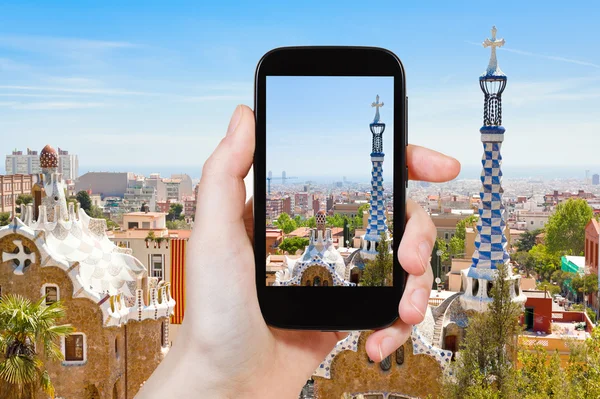 Toeristische nemen foto van Barcelona landschap — Stockfoto