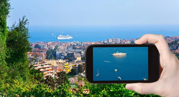 Turist med foto av fartyg nära Cannes — Stockfoto