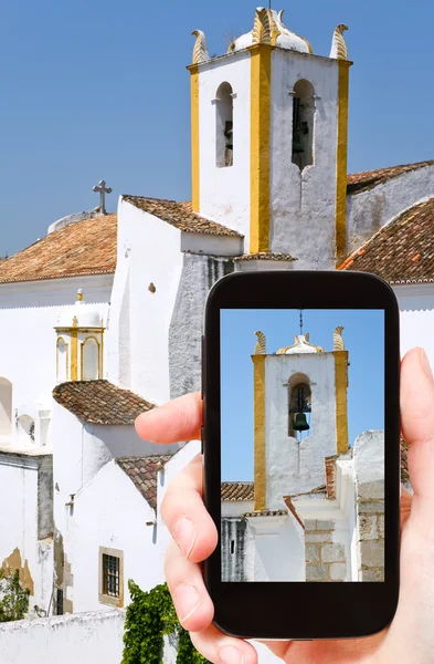 Turista tomando fotos de casas blancas en Algarve —  Fotos de Stock