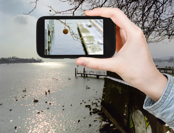 Tourist taking photo of Lake Geneva in winter — Stock Photo, Image