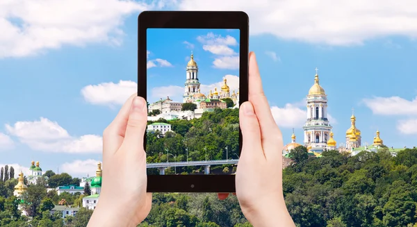 Turista tomando fotos de Kiev Pechersk Lavra —  Fotos de Stock