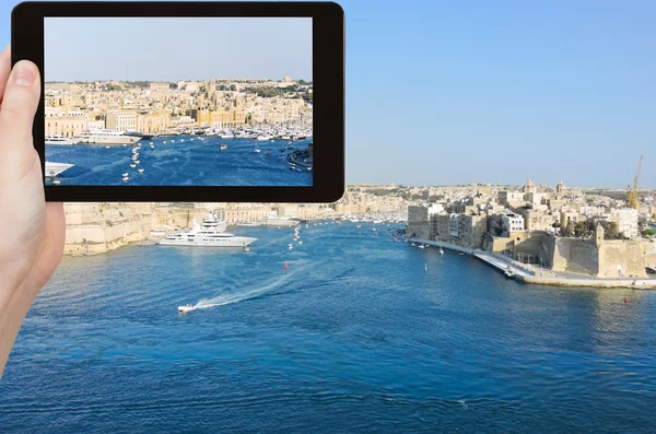 Toeristische nemen foto van skyline van Valletta — Stockfoto