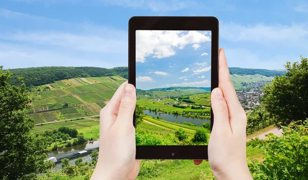 Turista che fotografa la valle della Mosella, Germania — Foto Stock