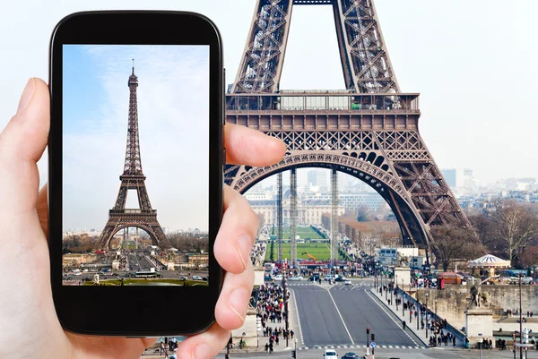 Turista tomando fotos de la torre Eiffel en París — Foto de Stock