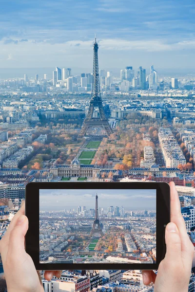 Tomar una foto del panorama de París con la Torre Eiffel — Foto de Stock