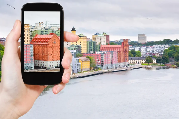 Turista che scatta foto sul lungomare di Stoccolma — Foto Stock