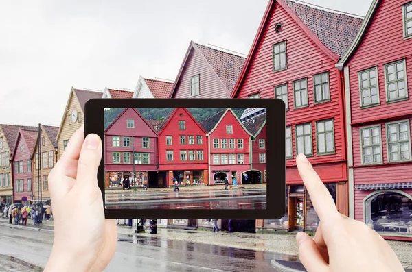 Turista tomando fotos de muelle de Bryggen en Bergen — Foto de Stock