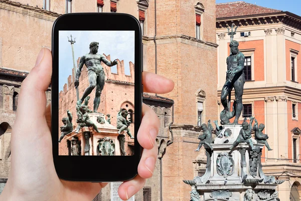 Turistické brát fotografie fontána Neptun — Stock fotografie