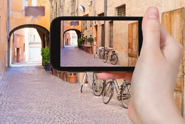 Turista tomando fotos de la calle medieval italiana — Foto de Stock