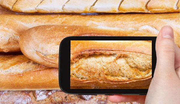 Touristin fotografiert frisch gebackene Brote — Stockfoto