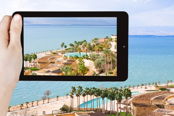 Touriste prenant des photos de front de mer sur la mer Morte — Photo