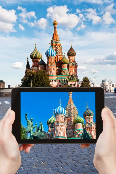 Tourist taking photo of cathedral on Red square — Stock Photo, Image