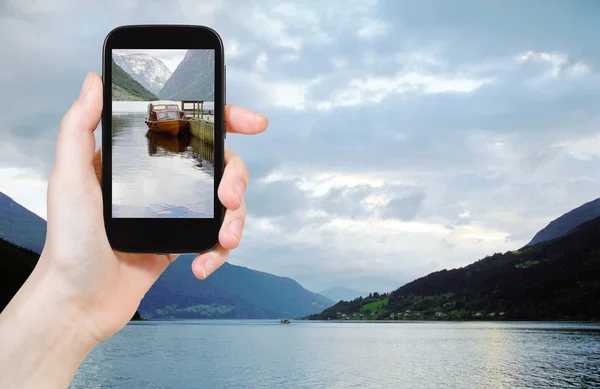 Turistické brát fotografie fjordu v Norsku ve večerních hodinách — Stock fotografie