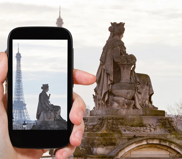 Fotka socha Marseille a Eiffelova věž, Paříž — Stock fotografie