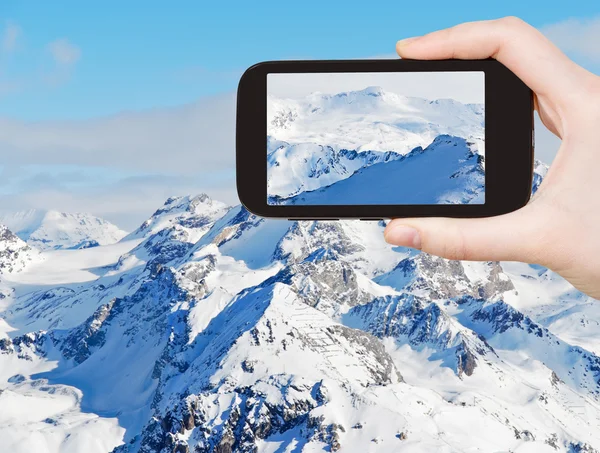 Turista tomando fotos de montañas de nieve en Alpes —  Fotos de Stock