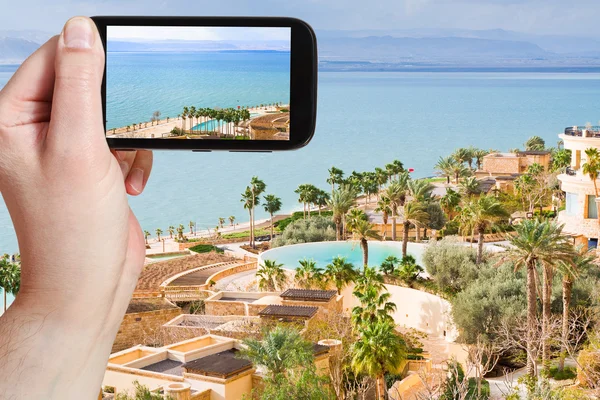 Tourist taking photo of Dead Sea in Jordan — Stock Photo, Image