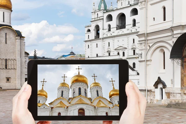 Tourist taking photo of Cathedral square, Moscow — Stock Photo, Image