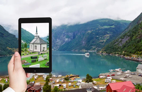 Turist med foto av geiranger by — Stockfoto