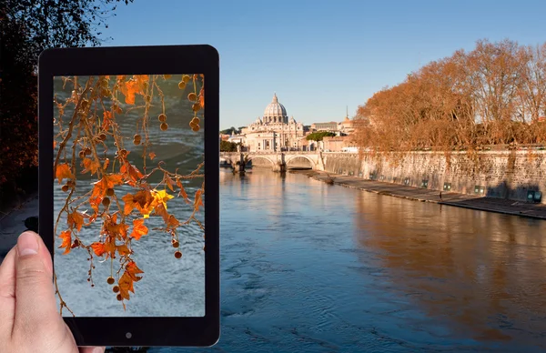Сфотографировать осенний городской пейзаж в Риме — стоковое фото