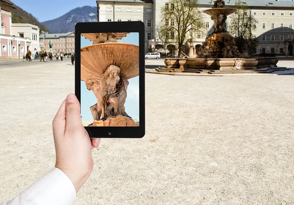 Turista tomando fotos de la fuente en Salzburgo — Foto de Stock