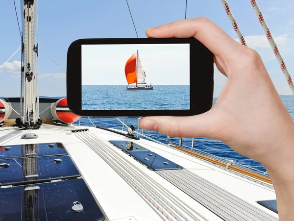 Taking photo yacht with red sail in Adriatic sea — Stock Photo, Image