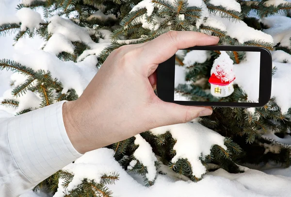 Turista tomando foto de nueva casa de cristal blanco —  Fotos de Stock