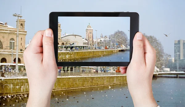 Touristin fotografiert Uferpromenade in Zürich — Stockfoto