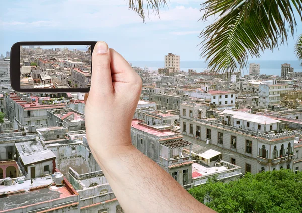 Turista tirar fotos da cidade velha de Havana — Fotografia de Stock