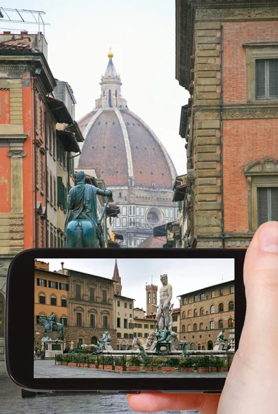 Turista tirar fotos da Piazza della Signoria — Fotografia de Stock