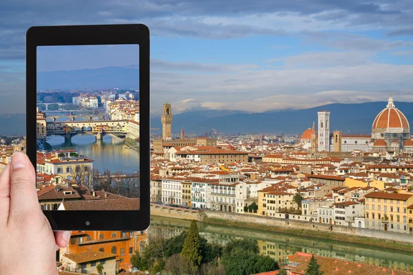 Турист фотографирует Понте Веккио во Флоренции — стоковое фото