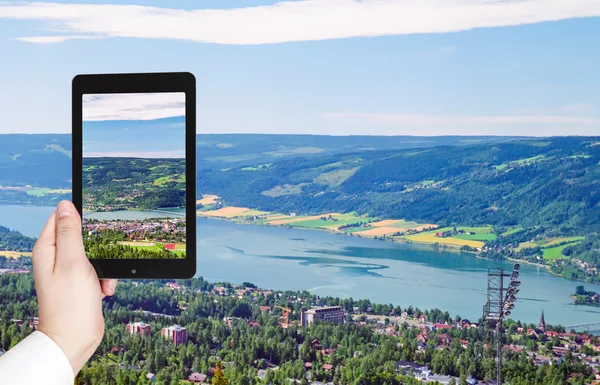 Turista tomando fotos de la ciudad de Lillehammer en Noruega —  Fotos de Stock