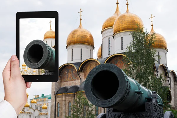 Tourist taking photo of Tsar Cannon in Kremlin — Stock Photo, Image