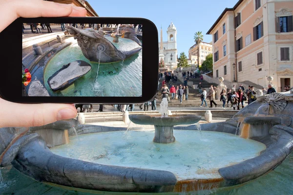 Tourist taking photo fountain on Spanish square — Stock Photo, Image