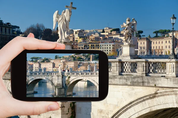 Touristin fotografiert Engelsstatuen in Rom — Stockfoto