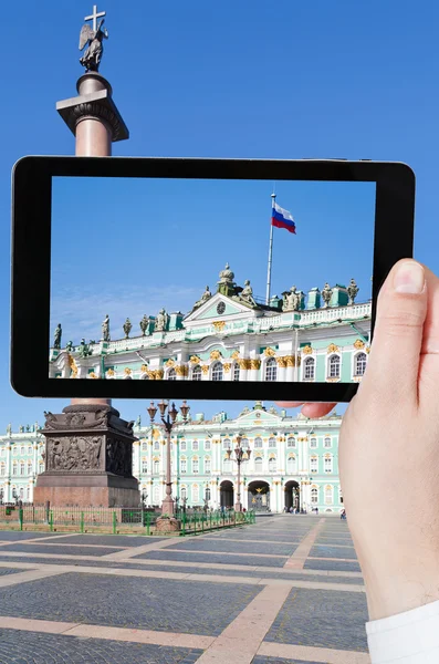 Taking photo Russian state flag on Palace Square — Stock Photo, Image