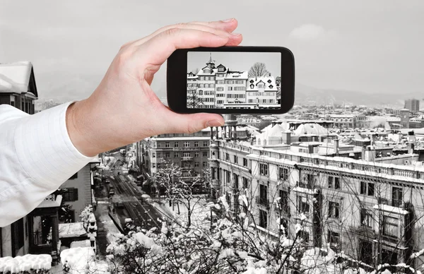 Touriste prenant des photos de la rue Zurich en hiver — Photo