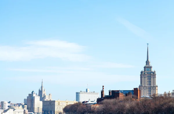 Frühlingshimmel über Weißem Haus und Wolkenkratzer in Russland — Stockfoto