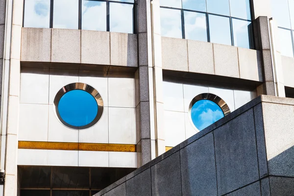 コンクリートとガラスから近代的なオフィスビル — ストック写真