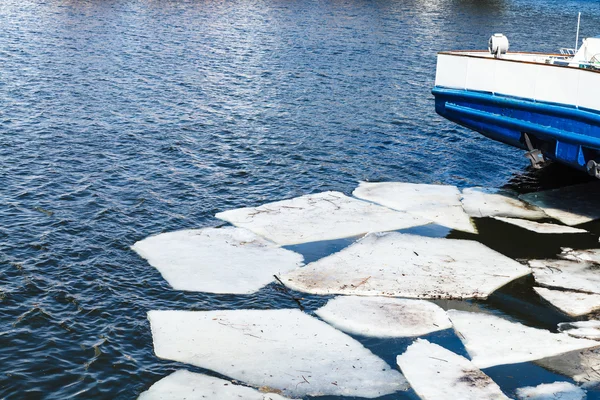 Derretir bloques de hielo en el río en primavera —  Fotos de Stock