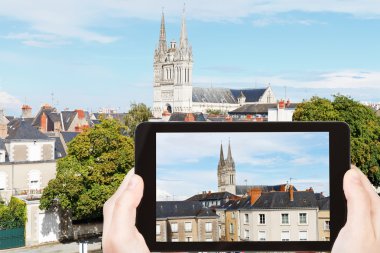 evler ve Angers katedralde turist fotoğraf arşivi