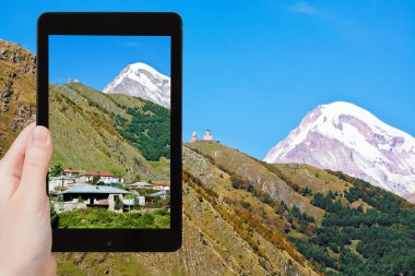 Mount Kazbek Gürcistan'daki turist fotoğraf arşivi