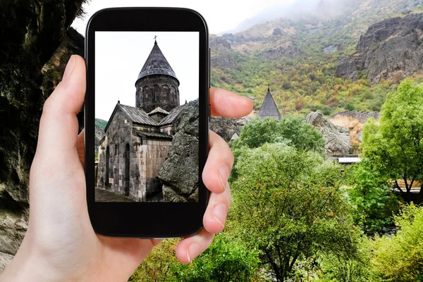 Touristenfotos vom Kloster Geghard in Armenien — Stockfoto