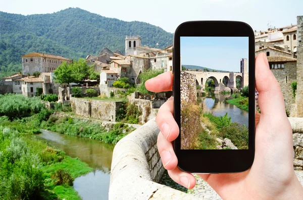 Tourist photographs of bridge in Besalu town — Stock Photo, Image