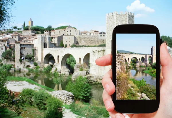 Fotos de brotes turísticos de puente en la ciudad de Besalu — Foto de Stock