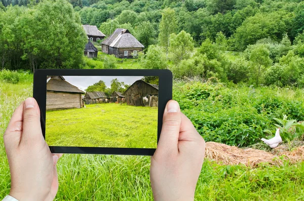 Turist fotograferar av bakgård i byn — Stockfoto