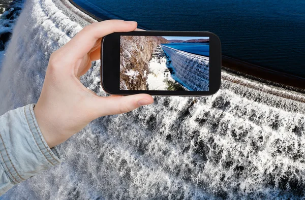 Tourist photographs of river waterfall on dam — Stock Photo, Image
