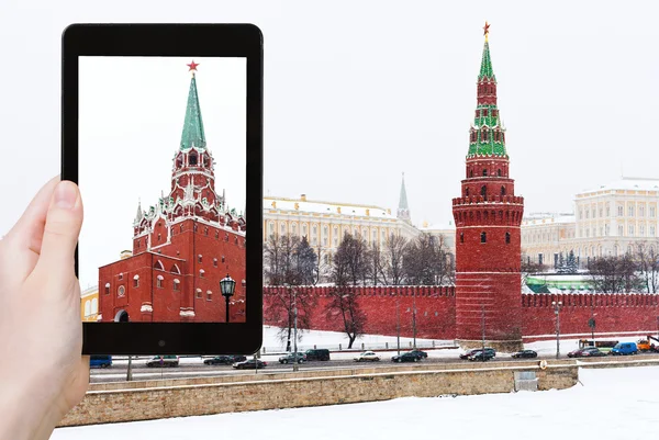 Tourist photographs Kremlin in winter snowing day — Stock Photo, Image